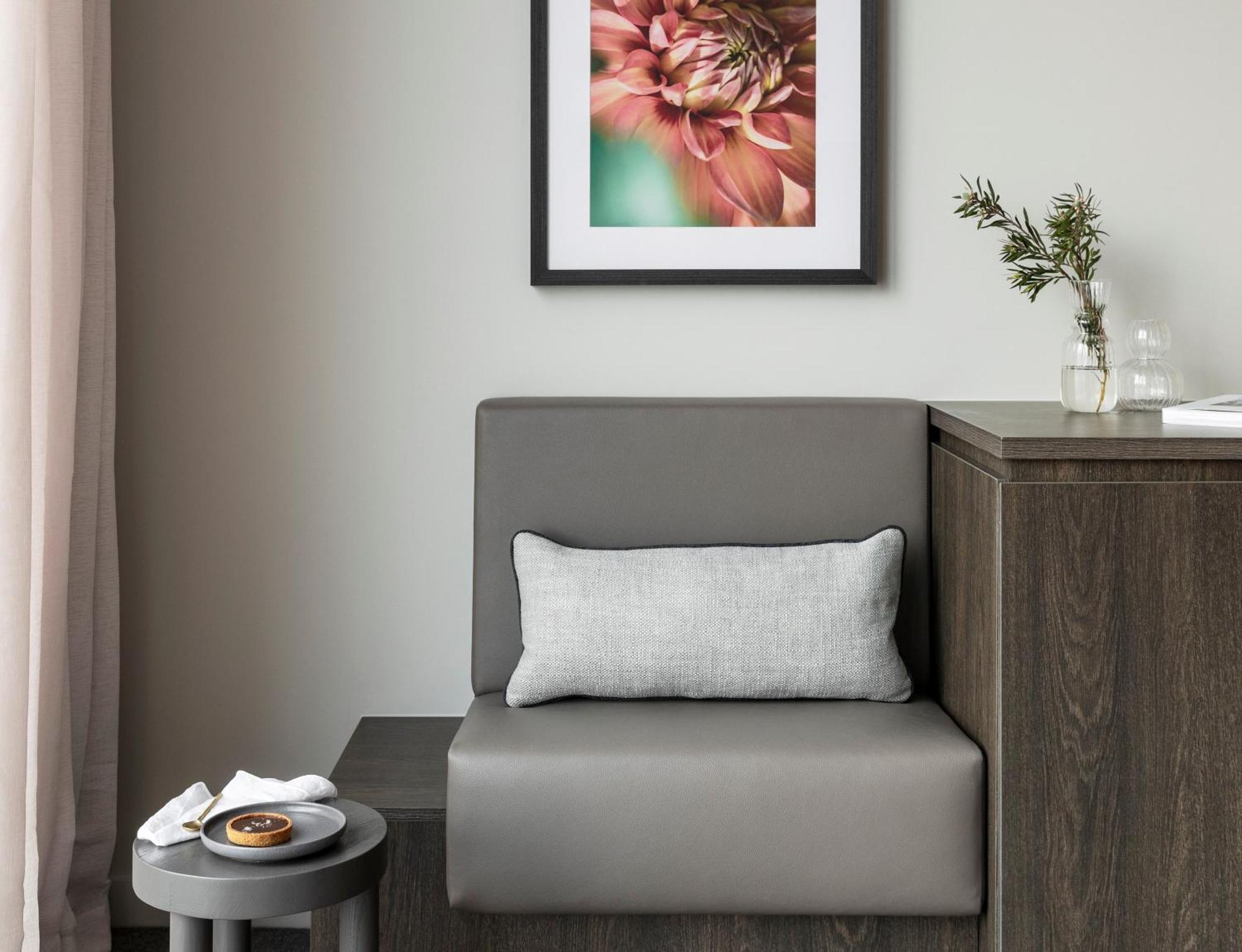 Oakwood Premier Melbourne Aparthotel Εξωτερικό φωτογραφία A chair in a hotel room